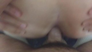 Твинк насаживается на член и сладко стонет от наслаждения крупный план