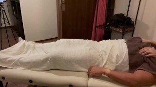 何も知らずに来たお客様にエッチなことをしていく。